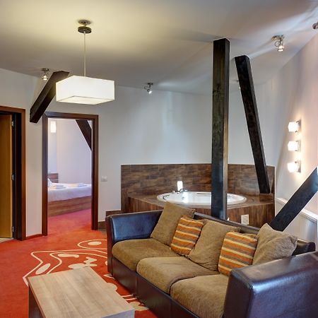 Hotel Ave Lux Négyfalu Kültér fotó