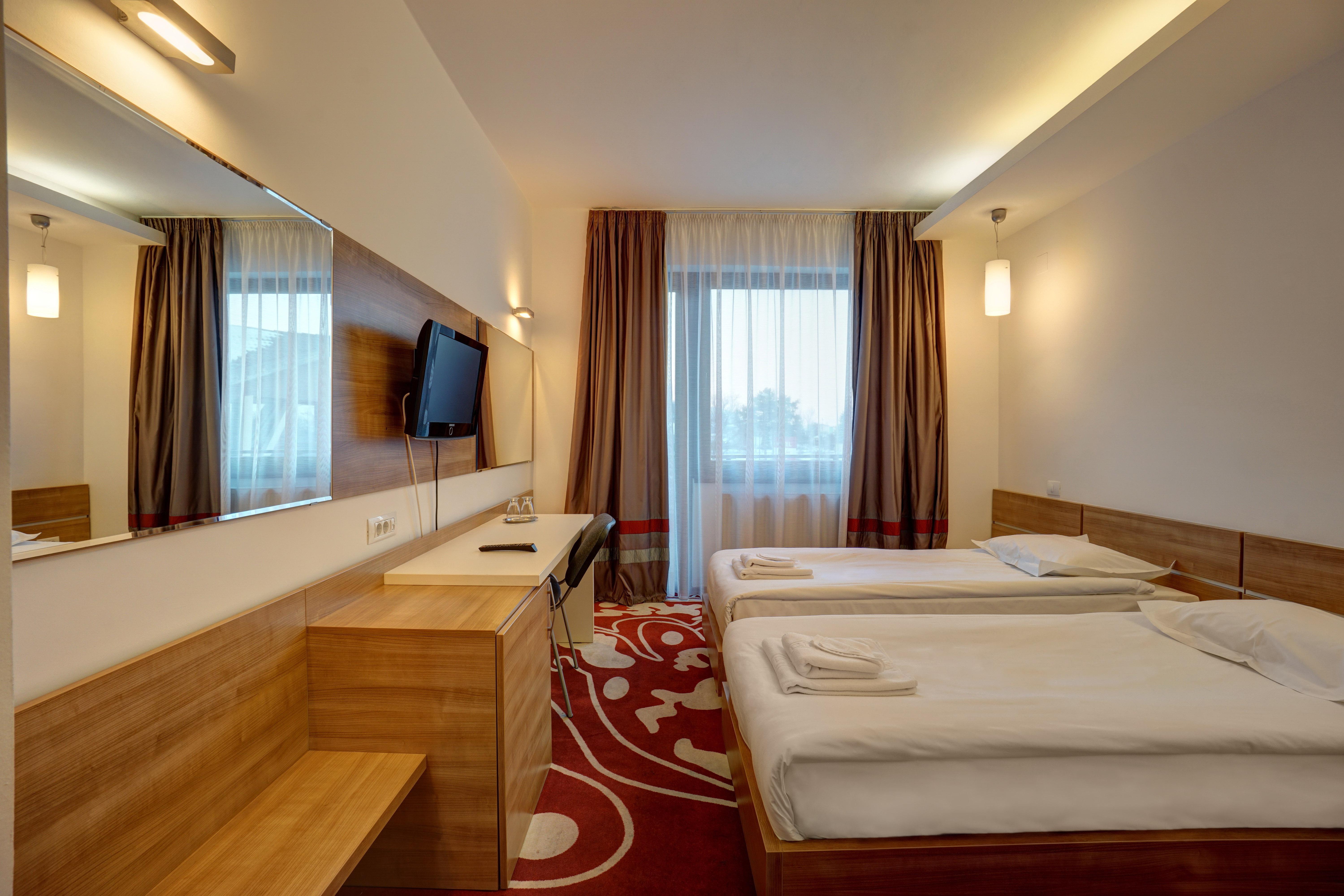 Hotel Ave Lux Négyfalu Kültér fotó