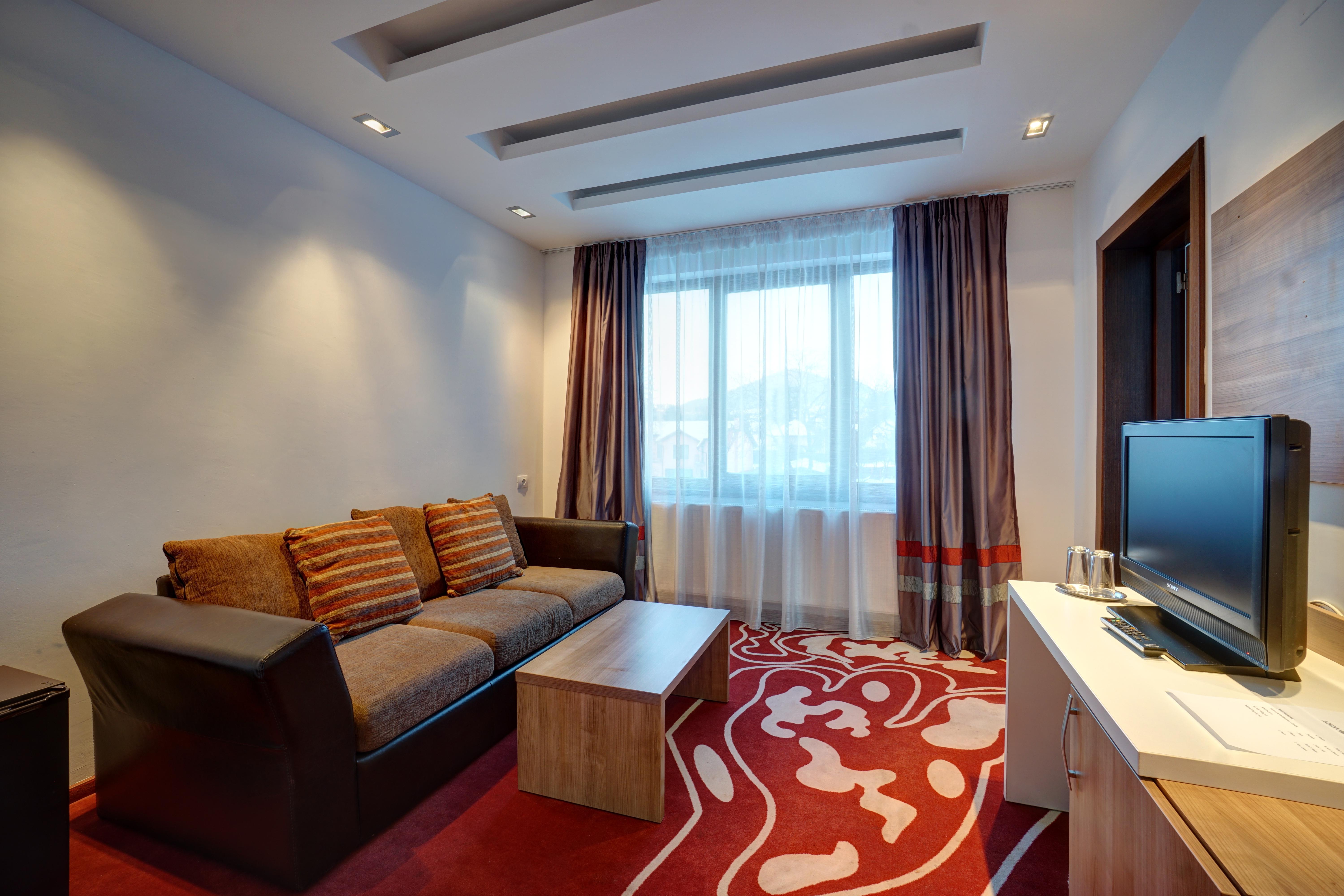 Hotel Ave Lux Négyfalu Kültér fotó