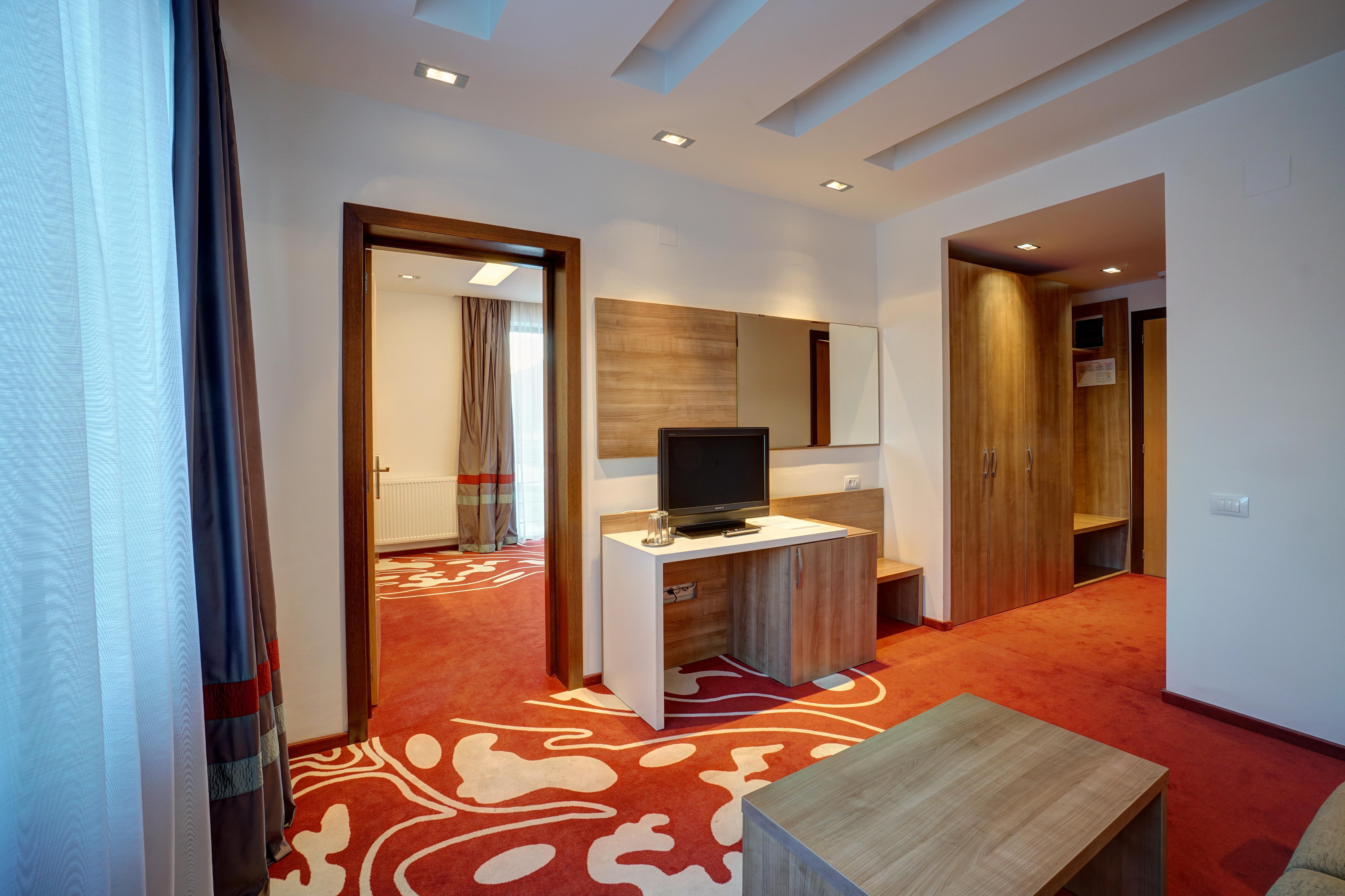 Hotel Ave Lux Négyfalu Kültér fotó