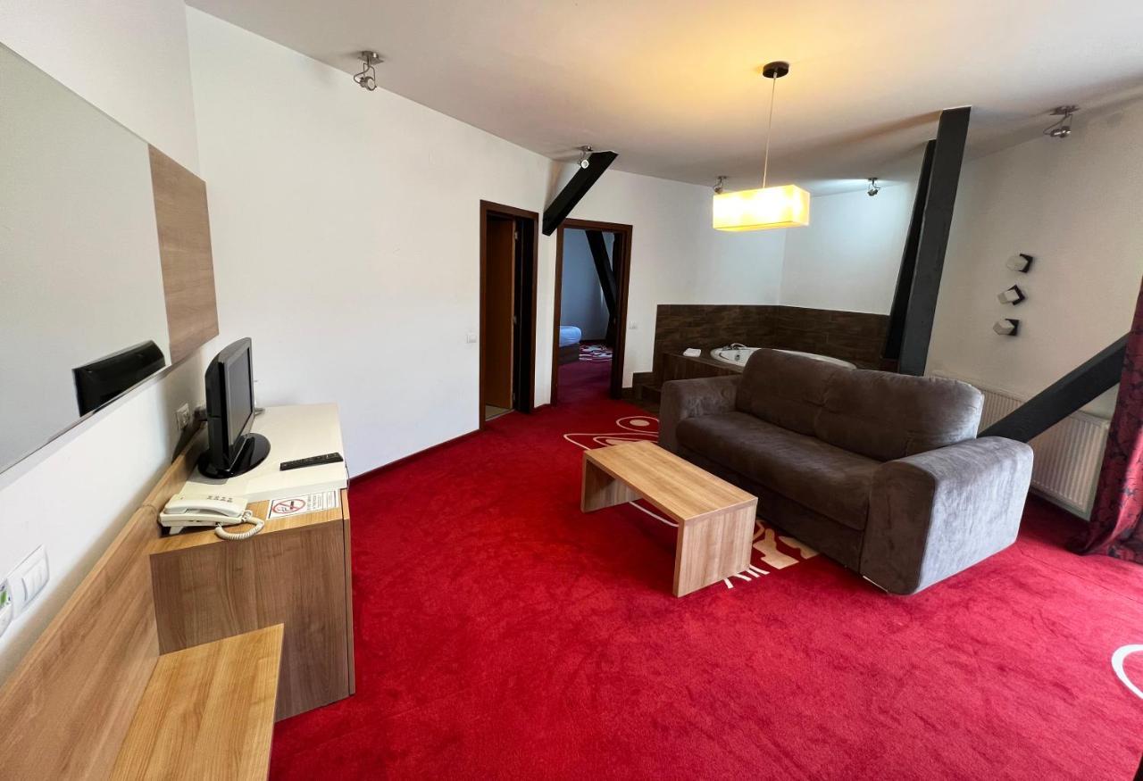 Hotel Ave Lux Négyfalu Kültér fotó