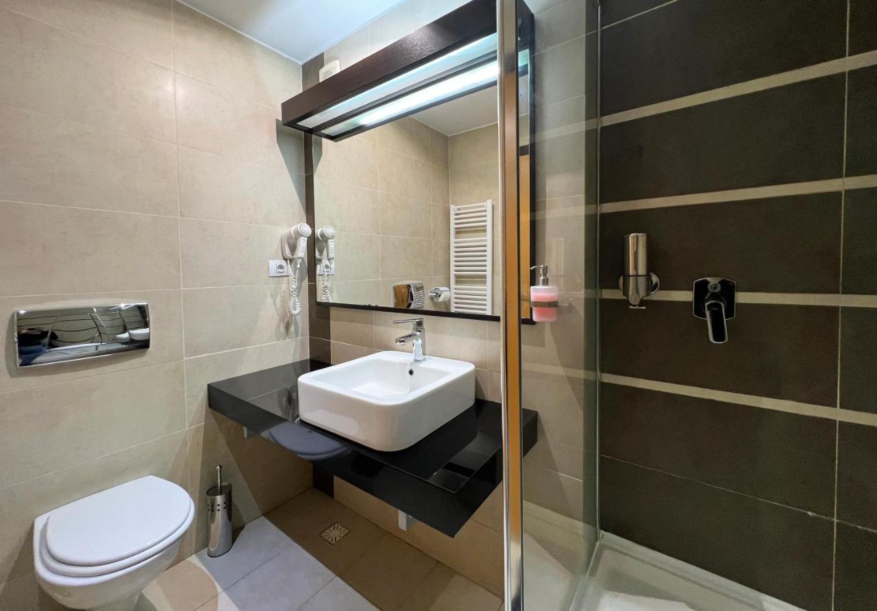 Hotel Ave Lux Négyfalu Kültér fotó