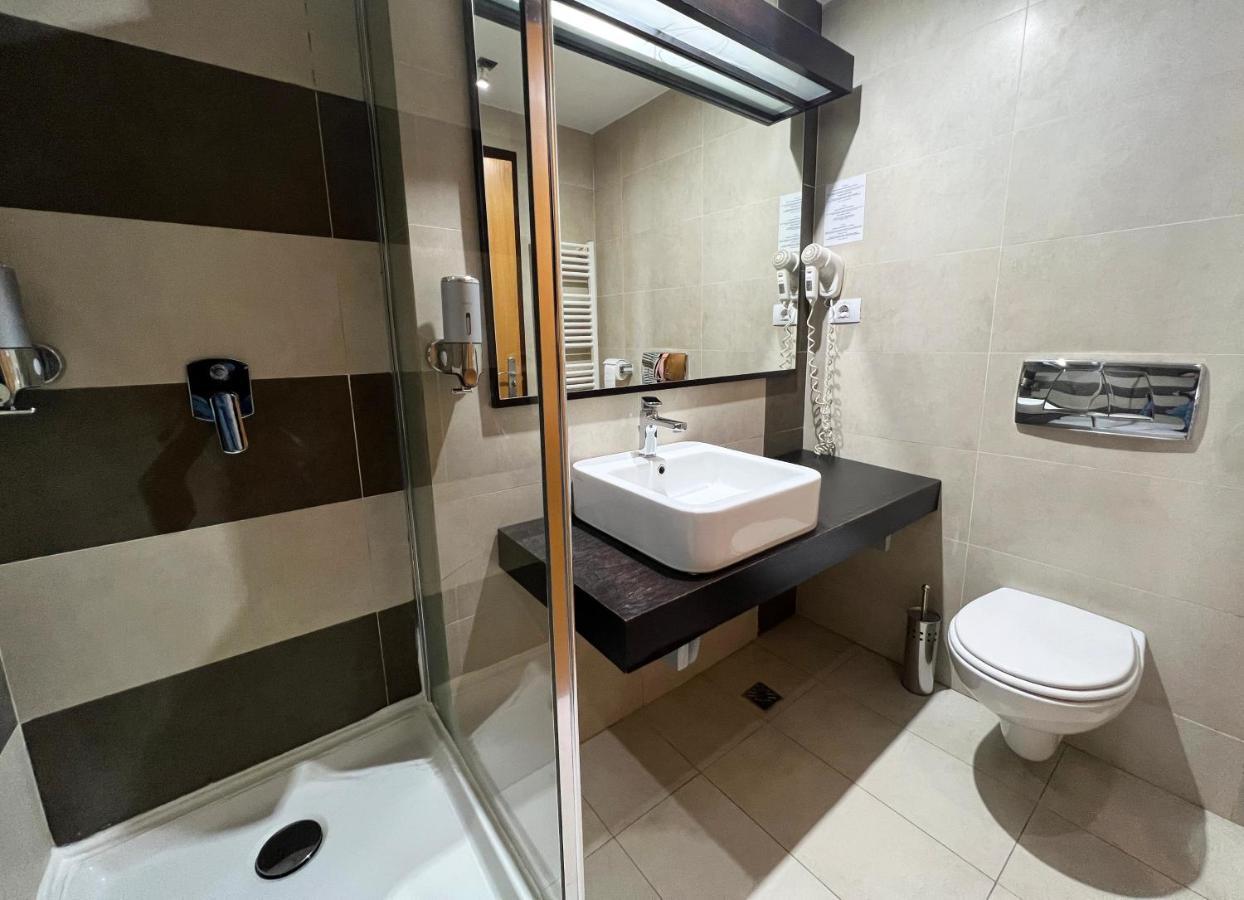 Hotel Ave Lux Négyfalu Kültér fotó