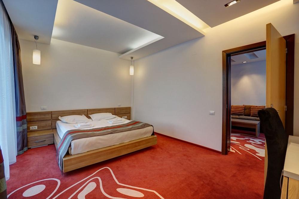 Hotel Ave Lux Négyfalu Kültér fotó