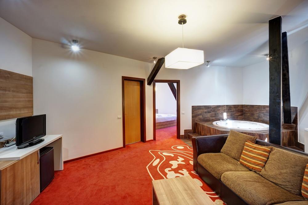 Hotel Ave Lux Négyfalu Kültér fotó
