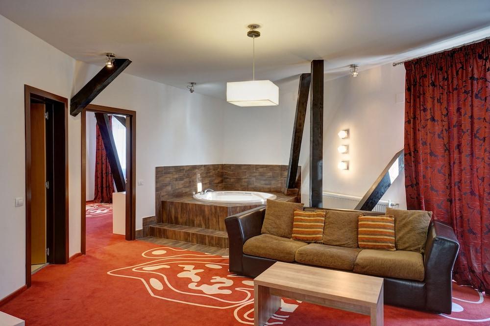 Hotel Ave Lux Négyfalu Kültér fotó