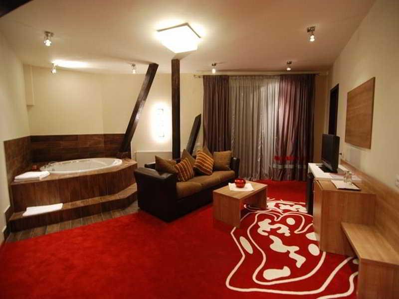 Hotel Ave Lux Négyfalu Kültér fotó