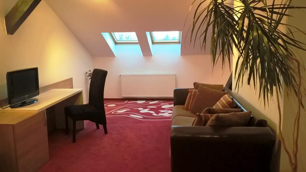 Hotel Ave Lux Négyfalu Kültér fotó