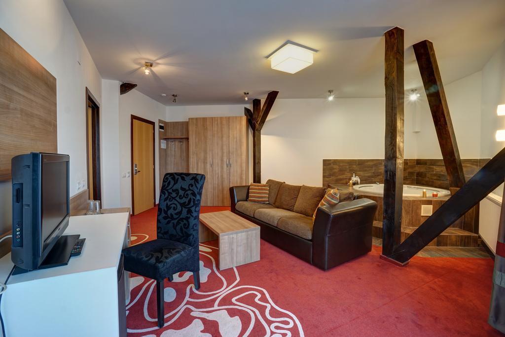 Hotel Ave Lux Négyfalu Kültér fotó