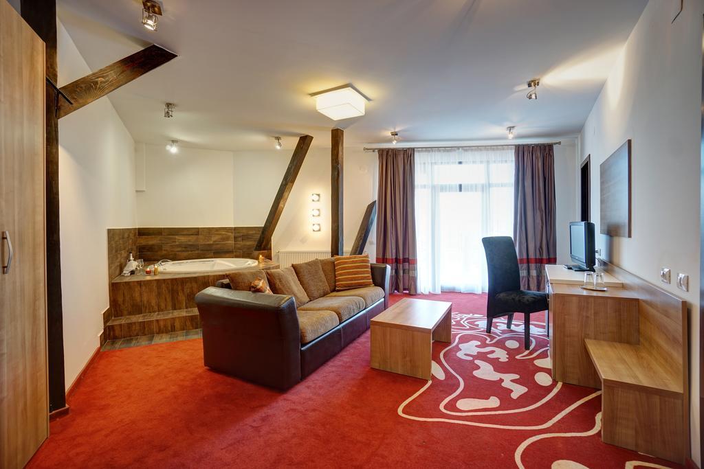 Hotel Ave Lux Négyfalu Kültér fotó