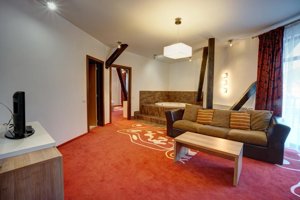 Hotel Ave Lux Négyfalu Kültér fotó