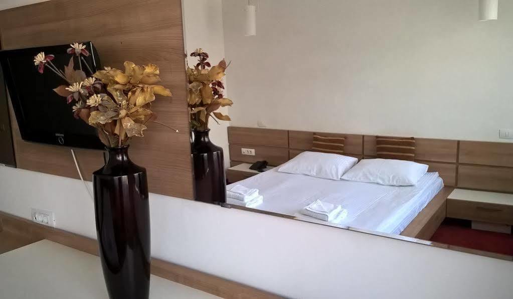 Hotel Ave Lux Négyfalu Kültér fotó